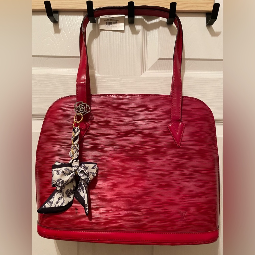 Louis Vuitton Epi Lussac shoulder bag in Castilian red leather